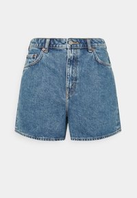 Bermudas de denim azul con un diseño clásico de cinco bolsillos, cintura alta, costuras visibles y una sutil textura desgastada.