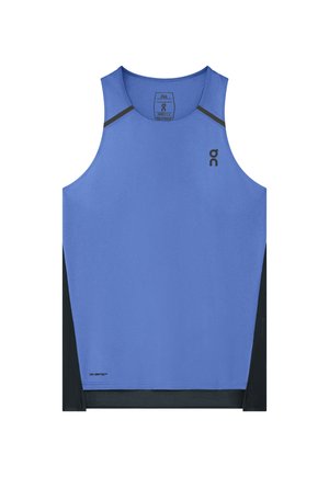 Niebieski sportowy tank top z oddychającego materiału, z czarnymi panelami bocznymi i cienkimi czarnymi akcentami na ramionach. Logo na przodzie.