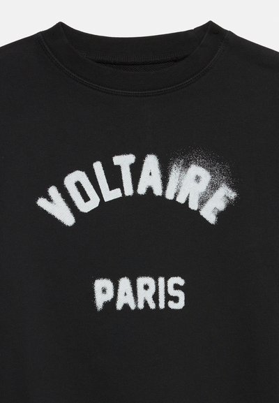 Must must pullover valge tekstuurse tekstiga „VOLTAIRE“ rinna keskosas kaarekujulises reas üle sõna „PARIS“.