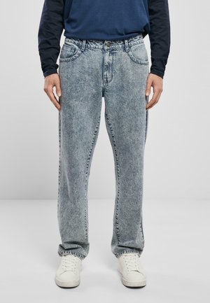 Ljusblå denimjeans med avslappnad passform, med knappstängning, fem fickor och kontrasterande sömmar. Matchas med vita sneakers.