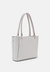 Sac fourre-tout gris clair avec des motifs en relief, deux poignées et des accents en métal doré. Texture lisse et design structuré.