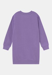 Fioletowa bluza z luźnym krojem, ściągaczami na rękawach i okrągłym dekoltem. Gładka faktura o prostym, minimalistycznym designie.