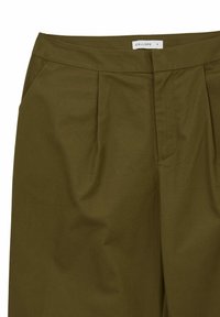 Pantaloni verde oliva con una texture liscia, caratterizzati da tasche laterali e pieghe frontali. Etichetta con la scritta "CALLIOPE," taglia piccola.