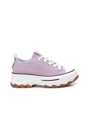 Zapatilla deportiva de lona lavanda de corte bajo con cordones blancos, suela blanca gruesa, ribete negro y suela exterior de goma marrón texturizada.