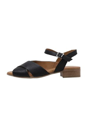 Sandalia de cuero negro con diseño de tiras cruzadas, punta abierta y correa ajustable en el tobillo. Cuenta con un tacón de bloque bajo y suela marrón.