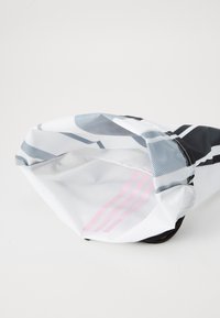 Casquette de sport blanche et grise avec des motifs géométriques, ornée de trois rayures roses sur le bord et d'une texture de tissu douce et légère.