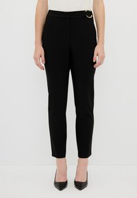 Černé tailorované kalhoty se slim fit, s zlatým kroužkem na poutku na pásek, hladkou texturou a zkráceným designem nohavic.