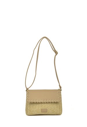 Bolso bandolera beige tejido con solapa de cuero y correa de hombro ajustable, con cordones decorativos a lo largo de los bordes de la solapa.