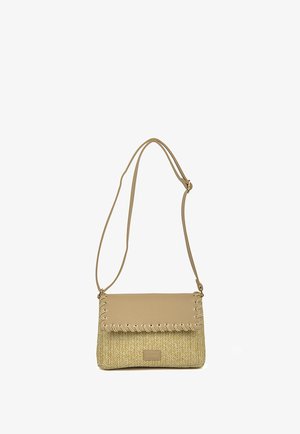 Bolso bandolera beige tejido con solapa de cuero y correa de hombro ajustable, con cordones decorativos a lo largo de los bordes de la solapa.