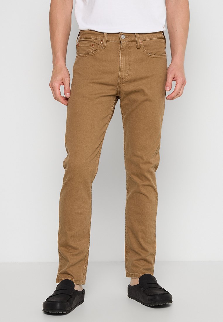 Jeans dritti in tessuto misto cotone, dotati di cinque tasche, passanti per cintura e chiusura con zip classica e bottone.