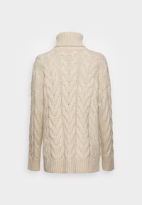 Sweter w kolorze kremowym, pleciony w warkocze, z wysokim, ściąganym kołnierzem oraz ściągaczem przy mankietach, z teksturowanym wzorem na całej powierzchni.