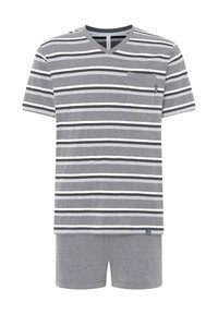Conjunto de pijama gris a rayas con una camiseta de cuello en V que presenta rayas horizontales en negro y blanco y un bolsillo en el pecho, combinado con pantalones cortos grises lisos.