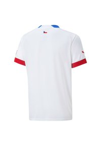 Baltas sportinis marškinėlis su raudonais ir mėlynais akcentais ant rankovių ir apykaklės. Gale yra mažas Čekijos vėliavos detalė. Lengvas audinys.