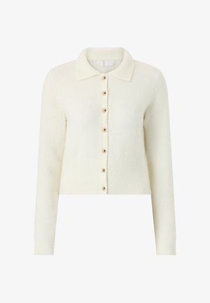 Cárdigan de punto de color crema con mangas largas, cuello y siete botones delanteros en el centro.