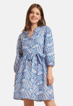 Blau-weiß gemustertes Kleid mit Kragen, Knopfleiste, Taillengürtel und Dreiviertelärmeln. Weicher Stoff mit einer fließenden Silhouette.