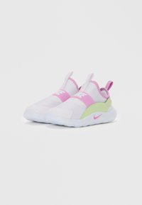 Valgeid Nike sussikesi roosa elastse ribaga, roosa ja laimirohelise aktsentidega ning valgete tallaga, lihtsa taustaga.