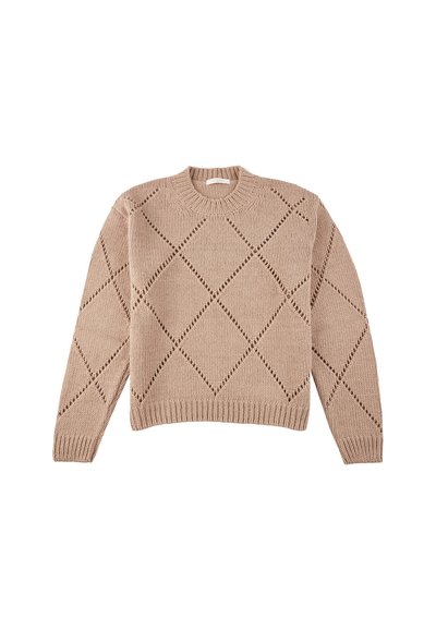 Jasno beżowy sweter dzianinowy z okrągłym dekoltem, w wzór diamentowy i ażurowe detale. Prążkowane mankiety i dół.