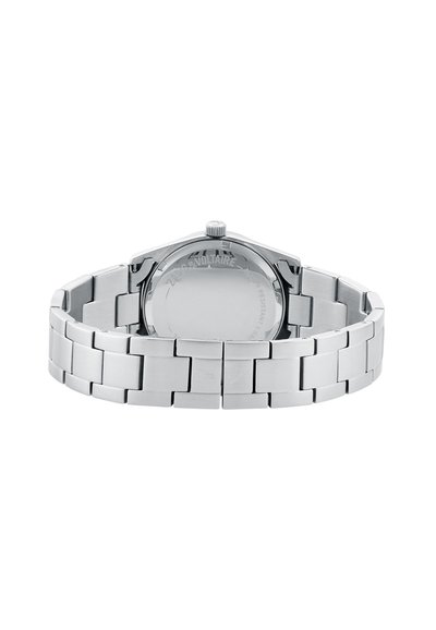 Strieborné kovové náramkové hodinky zobrazené zozadu, s vygravírovaným názvom značky a podrobnosťami o vodotesnosti na zadnej strane puzdra.