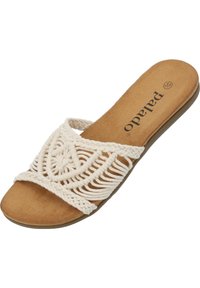 Gehaakte crèmekleurige slide sandal met een ingewikkeld patroon op de band, een leren voetbed in tan suede en een vlakke rubberen zool.