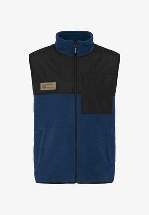 Blå fleecevest med svarte nylonakenter, høy krage, frontlås og to sidelommer. Har et merke merket "DEDICERT TIL DENIM PERFEKSJON."