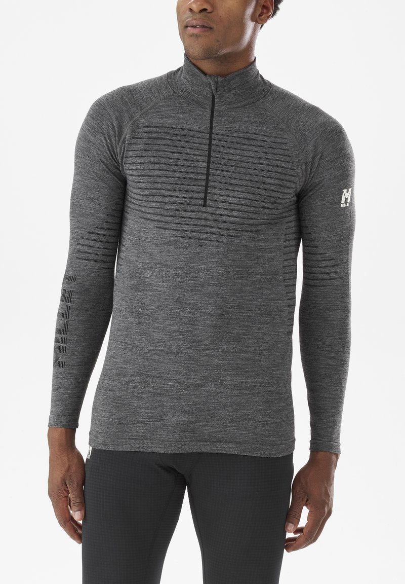 Szary długi rękaw sportowy top z kołnierzem na pół-zamek, z teksturowanymi poziomymi paskami na klatce piersiowej oraz logo na lewym rękawie.