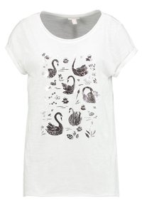 Camiseta blanca de manga corta con un estampado de cisne en negro y plata con acentos florales, cuello redondo y mangas enrolladas. Textura de tela suave.