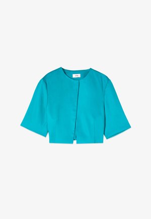 Chaqueta corta turquesa con mangas tres cuartos, cuello redondo y cierre frontal oculto.