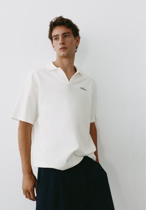PULL&BEAR SHORT SLEEVE WAFFLE-KNIT WITH CONTRAST EMBROIDERY - POLO SHIRT - Polo - white