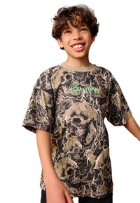 Tricou graphic de culoare maro, cu model de craniu, mâneci scurte și decolteu rotund. Accentuare cu text verde „New York.”