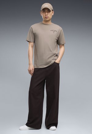 Puma, GRAPHIC PUMA CAFE RELAXED T-SHIRT - T-shirt con stampa - mouse gray