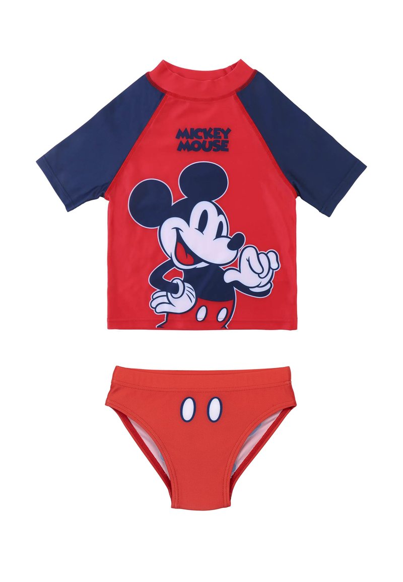 Set da bagno rosso e blu navy composto da una maglietta a maniche corte con grafica di Topolino e slip rossi coordinati con dettagli a pois bianchi.