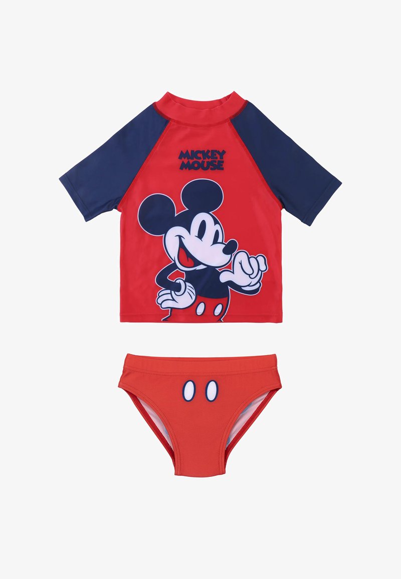 Set da bagno rosso e blu navy composto da una maglietta a maniche corte con grafica di Topolino e slip rossi coordinati con dettagli a pois bianchi.