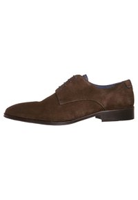 Chaussure habillée en suède marron avec un bout arrondi, six œillets pour les lacets, et une semelle noire robuste, présentant une texture lisse et des détails de couture minimalistes.