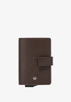 Brązowy skórzany portfel o teksturowanej powierzchni. Wyposażony w klapkę zamykaną oraz metaliczne logo. Kompaktowy, prostokątny kształt.