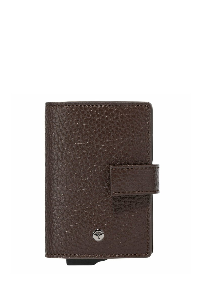 Brązowy skórzany portfel o teksturowanej powierzchni. Wyposażony w klapkę zamykaną oraz metaliczne logo. Kompaktowy, prostokątny kształt.