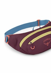 Bordeauxfarbene Hüfttasche mit gelben Reißverschlüssen und orangen Akzenten. Verfügt über einen blauen verstellbaren Gurt und ein Logo auf der Vorderseite. Texturiertes Material.