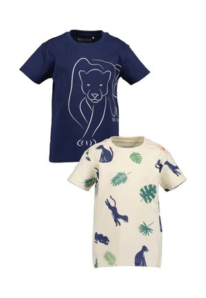 Zwei T-Shirts: eines in Marineblau mit einem weißen Löwenmotiv und eines in Beige mit grünen Blättern und navy Farbdruck von Tieren. Beide sind aus Baumwolle und haben kurze Ärmel.