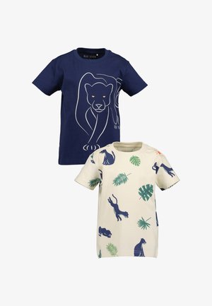 Dwie koszulki: jedna granatowa z białą grafiką lwa, a druga kremowa z zielonymi liśćmi i granatowymi wzorami zwierząt. Obie są bawełniane z krótkim rękawem.