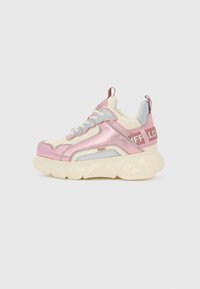 Zapatilla rosa y crema con parte superior acolchada y texturizada, acentos plateados, suela gruesa y cordones en contraste. Presenta el logo en el lateral y el talón.