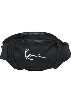 Sac banane noir avec deux compartiments zippés et logo script brodé blanc sur la poche avant.