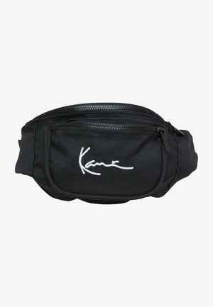 Sac banane noir avec deux compartiments zippés et logo script brodé blanc sur la poche avant.