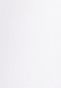 Tessuto bianco con una texture liscia e un motivo diagonale sottile, tessuto in modo uniforme e leggero, adatto a varie applicazioni tessili.