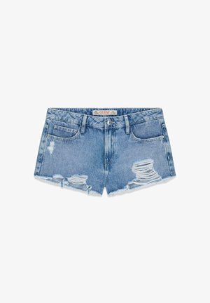 Short en jean bleu clair avec ourlets effilochés et détails usés et déchirés sur les côtés avant, fermeture par bouton métallique.