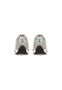 Sneaker in suede grigio e mesh con suole in gomma nera, caratterizzate da accenti argentati lucidi e un tallone testurizzato. Design con doppio lacci.