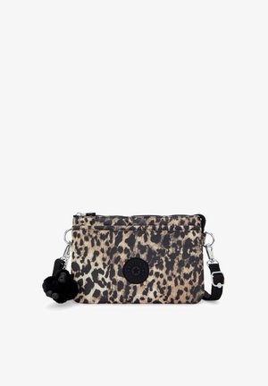 Sac bandoulière en tissu à imprimé léopard. Comprend une fermeture éclair, un patch logo noir et un pompon noir en accent. Bretelle ajustable incluse.