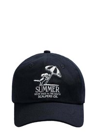 Gorra de béisbol de algodón color azul marino con el texto bordado en blanco "EL VERANO NUNCA TERMINA EN EL SUR" y un diseño de perro y paraguas.