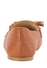 Brune læder loafers med et tekstureret, vævet mønster. Har en flad sål og bageste kvastdetaljer. Glat indvendig lining.