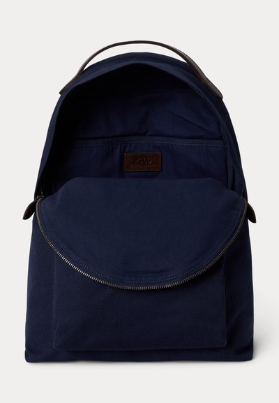 Rucsac bleumarin cu buzunar frontal cu fermoar, mâner din piele și o plăcuță cu logo-ul din piele Polo Ralph Lauren în interiorul compartimentului principal din partea de sus.