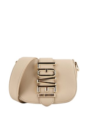Beige Umhängetasche mit breitem Träger und großen goldenen Metallbuchstaben, die "LOVE" auf der Vorderklappe buchstabieren, plus kleine "LOVE MOSCHINO" Plakette.