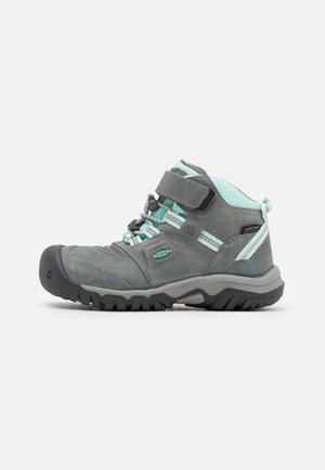 Grau Wildleder-Wanderstiefel mit hellblauen Akzenten, Gummikappe an der Zehe, verstellbarem Klettverschluss und strukturiertem Gummisohle für besseren Halt.
